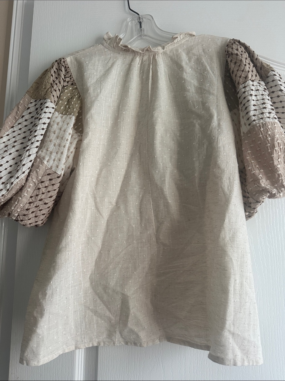 Neutral Linen Peasant Top with Contrasting Puff Sleeves THML - Picture 4 of 4